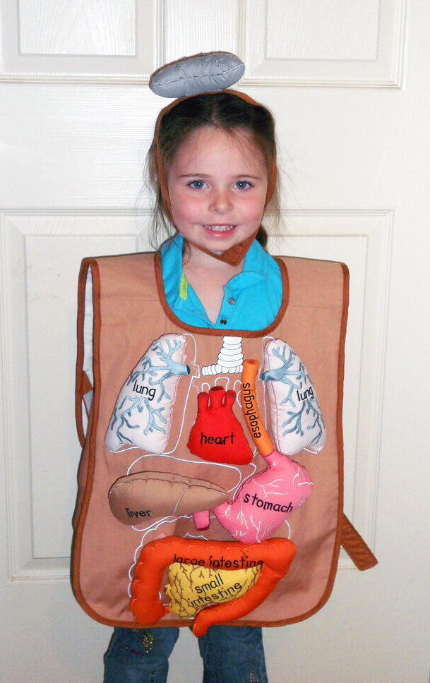 Child wearing an organ mat